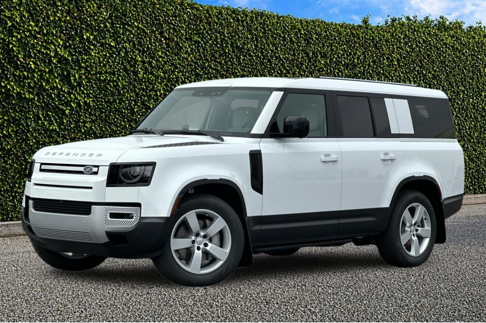 Used 2025  Land Rover S image 2