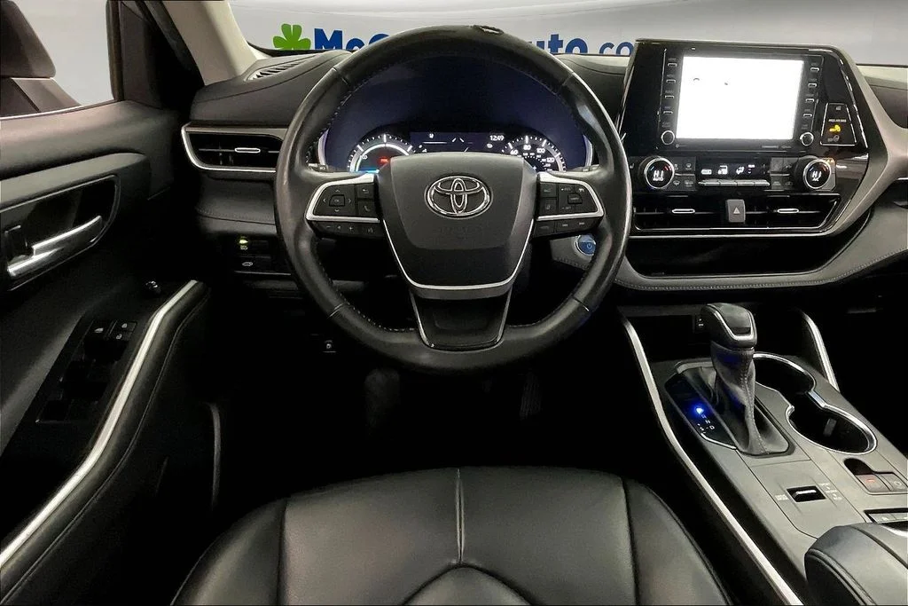 Used 2022 Silver Toyota XLE image 7