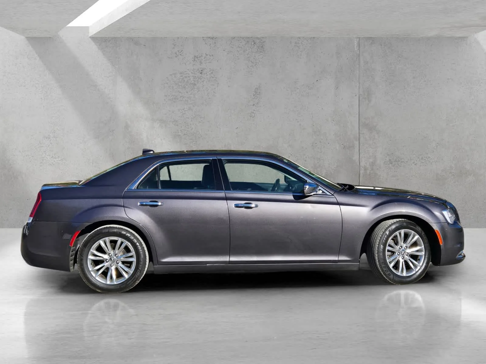 Used 2016  Chrysler 300C image 3