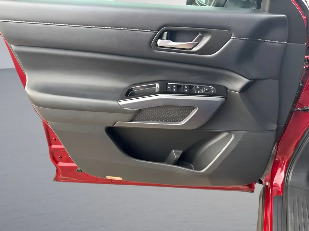Used 2022  Nissan SL image 16