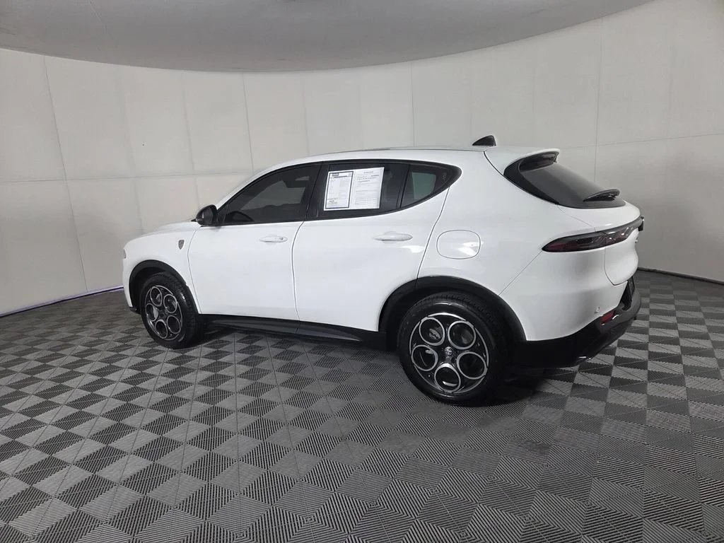 Used 2025 Milano White Alfa Romeo Base image 8