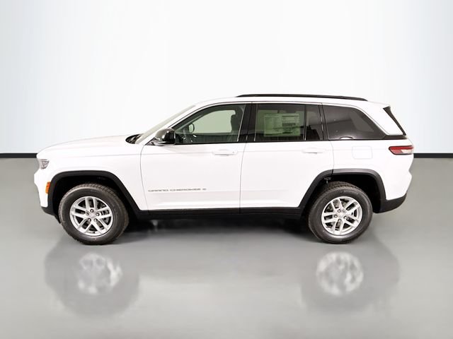 New 2026 Bright White Clear-Coat Exterior Paint Jeep Laredo X image 4