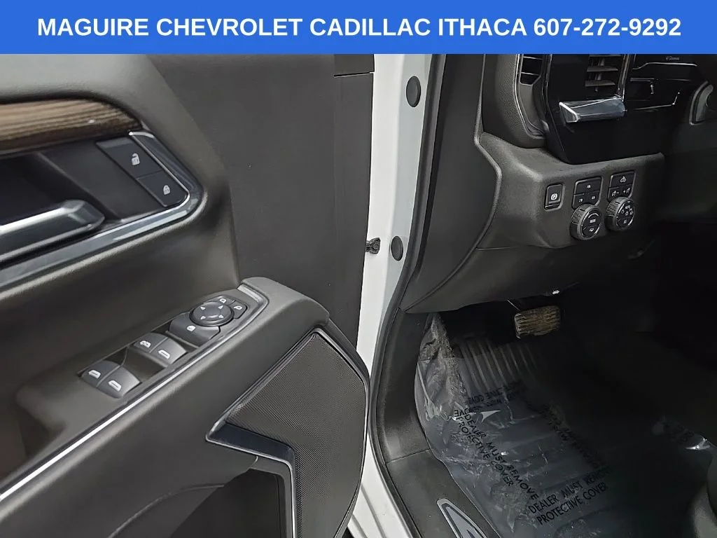 Used 2025 White Chevrolet LT image 27