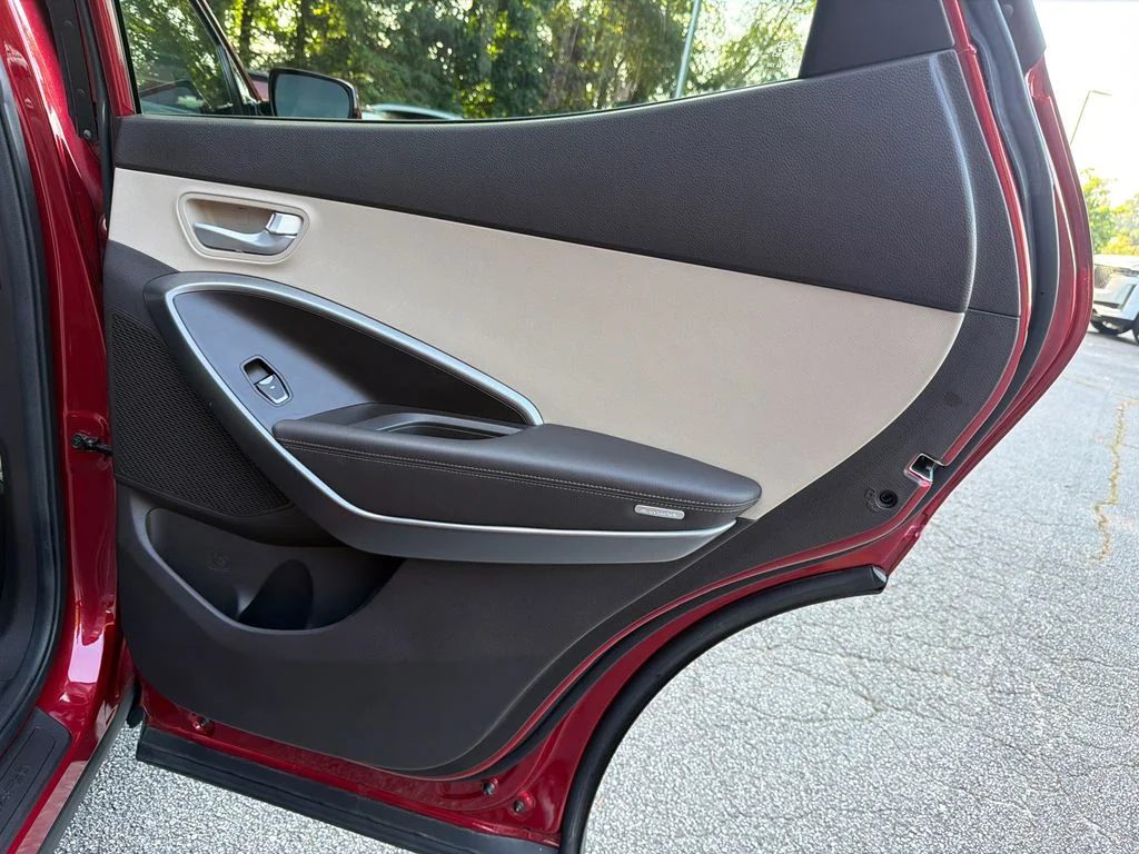 Used 2014 Red Hyundai Base image 16