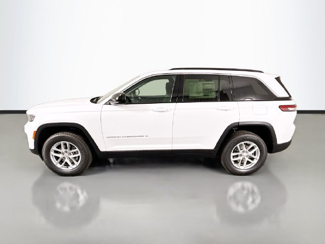 New 2026 Bright White Clear-Coat Exterior Paint Jeep Laredo X image 4