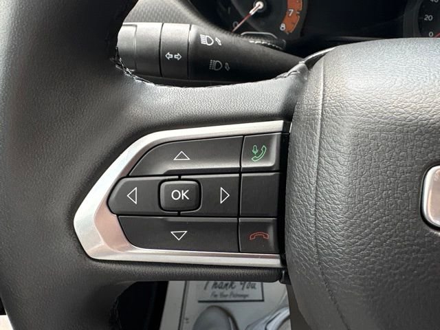 Used 2023 Silver Jeep Latitude image 25