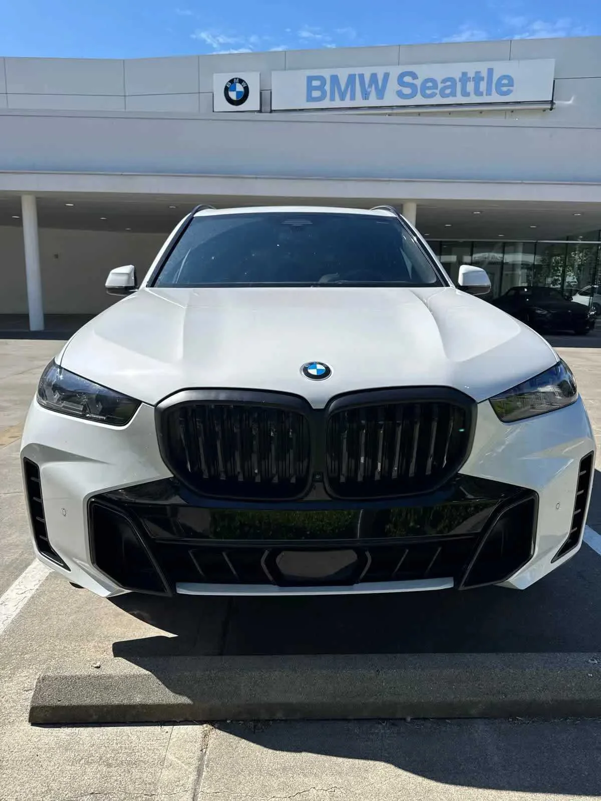 Used 2024 Mineral White Metallic BMW xDrive40i image 2
