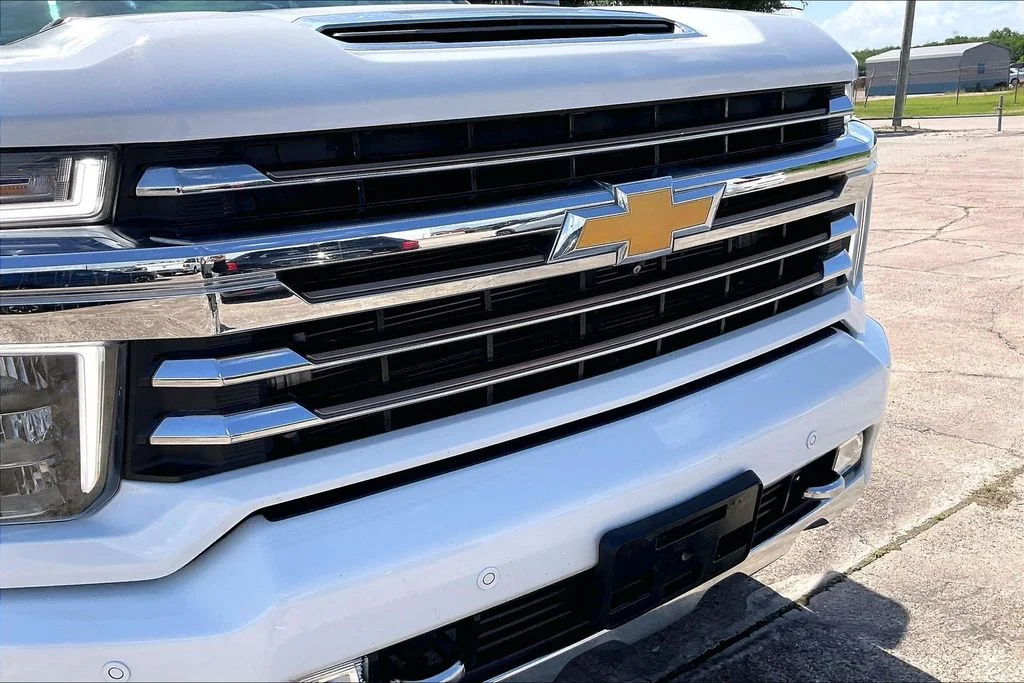 Used 2023 White Chevrolet High Country image 33
