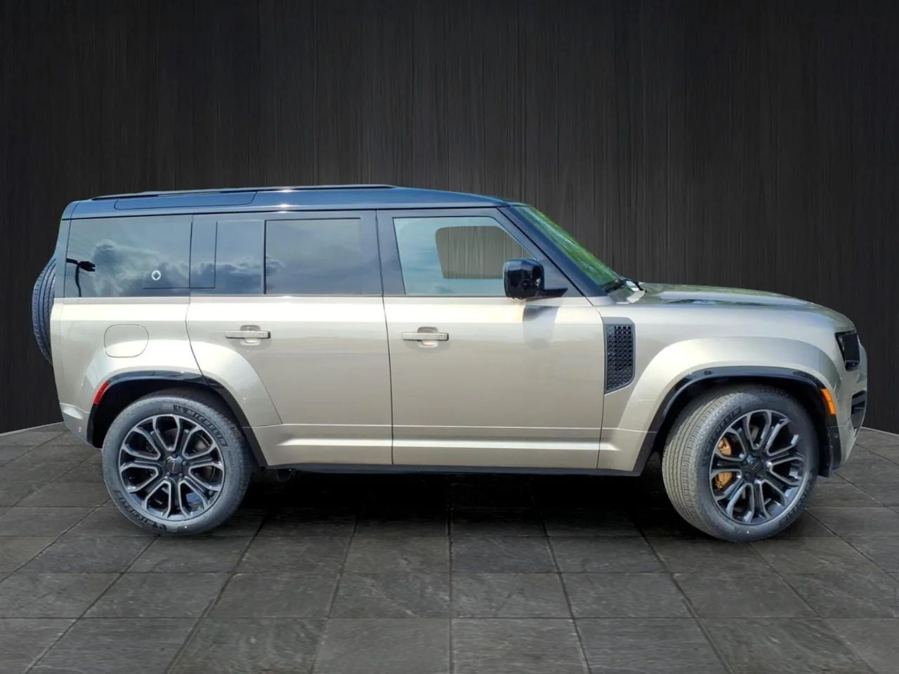 New 2026 Petra Copper LAND ROVER  OCTA image 2