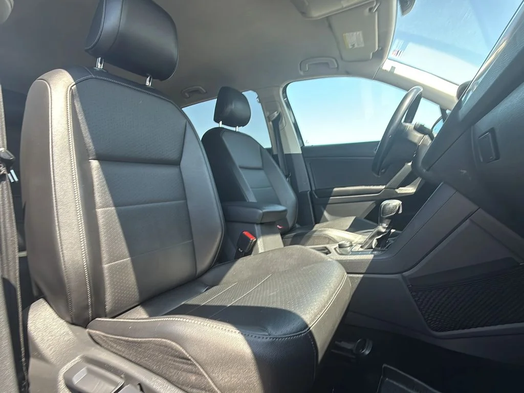 Used 2019 Deep Black Pearl Volkswagen SE image 23