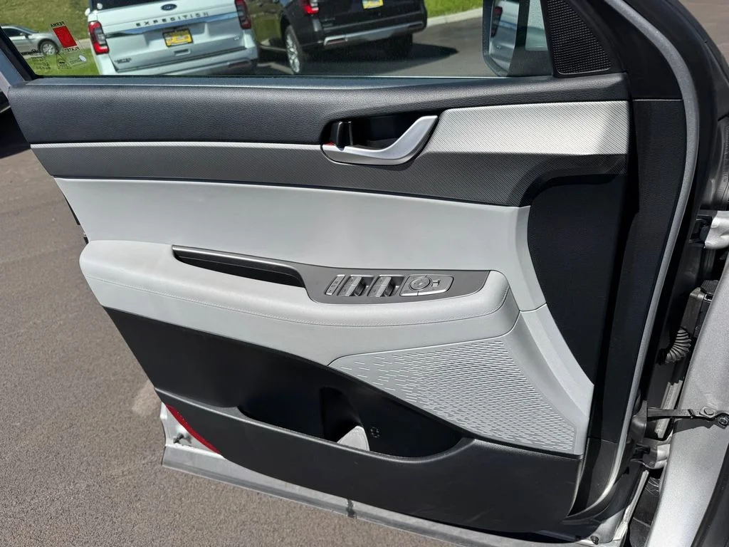 Used 2025 Silver Hyundai SEL image 23