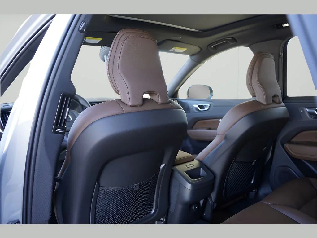 2025 Volvo XC60 Plus - Photo 18
