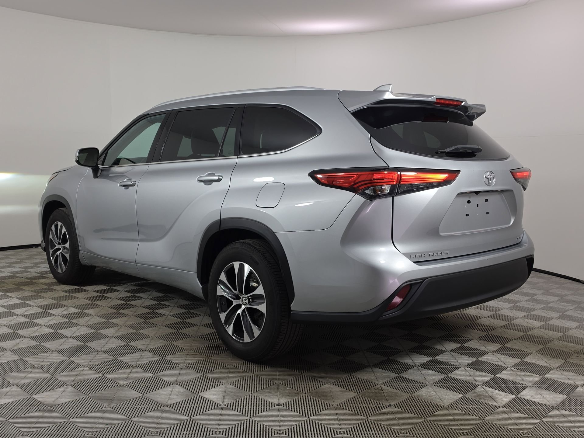 Used 2022 Silver Toyota XLE image 5