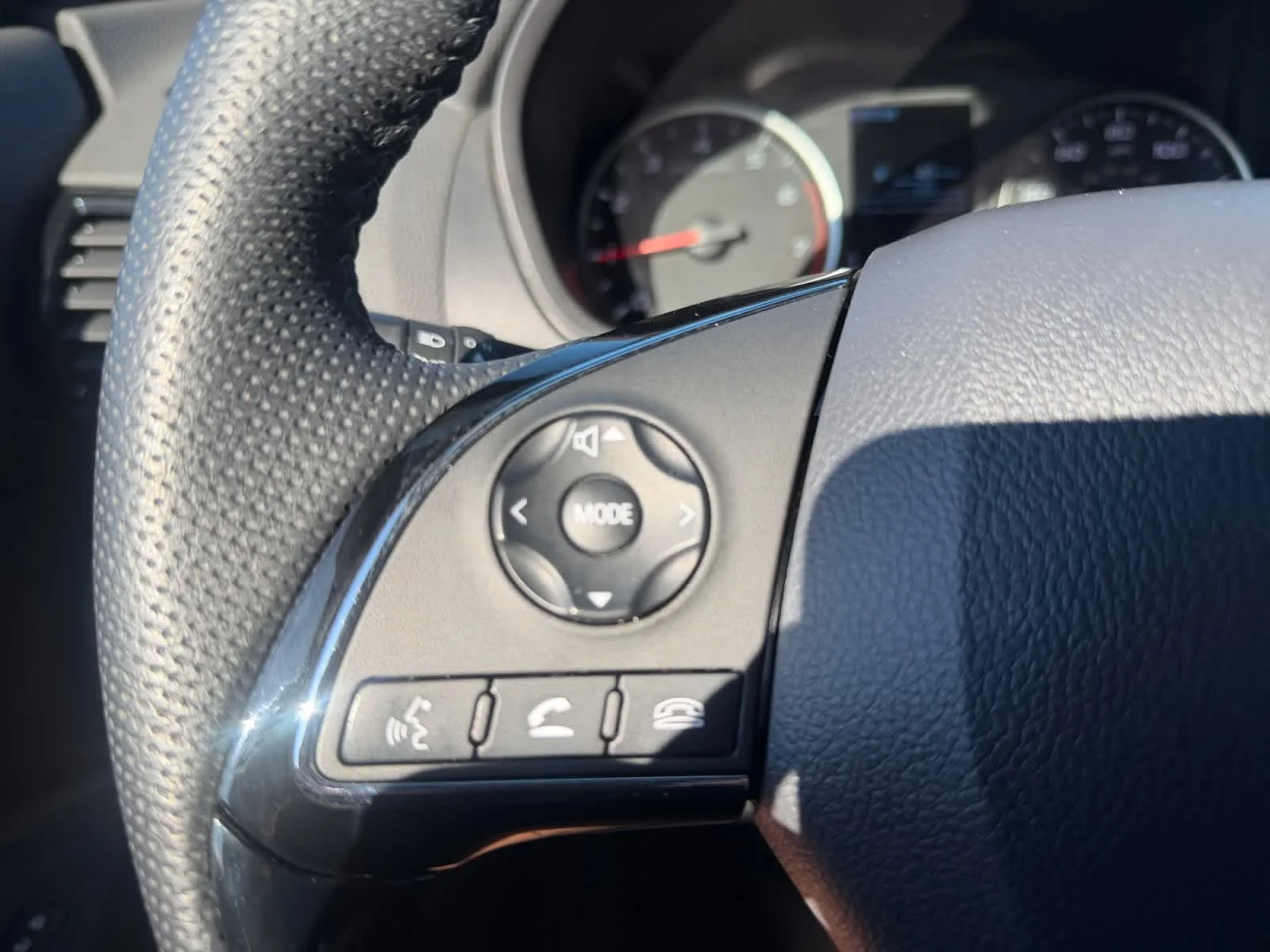 Used 2025 White Diamond Mitsubishi Black Edition image 27