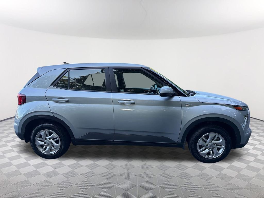 Used 2021 Silver Hyundai SE image 4