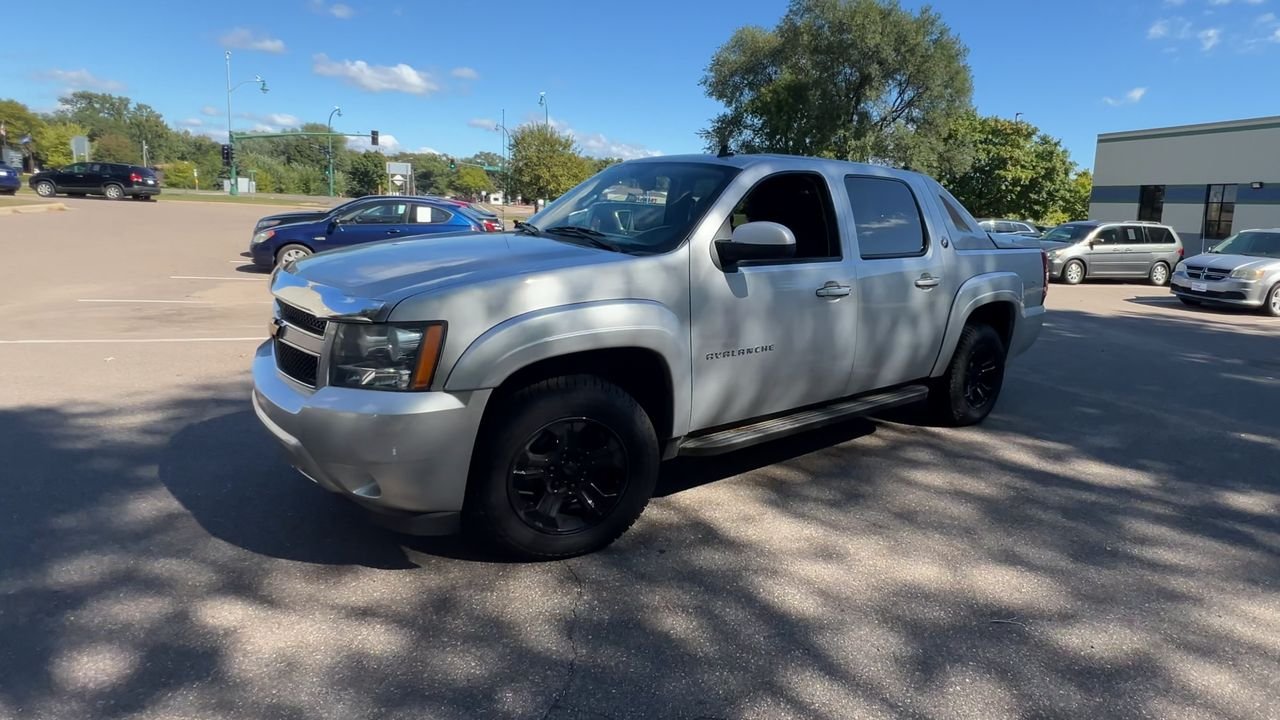 2013 Chevrolet Avalanche LT photo 3