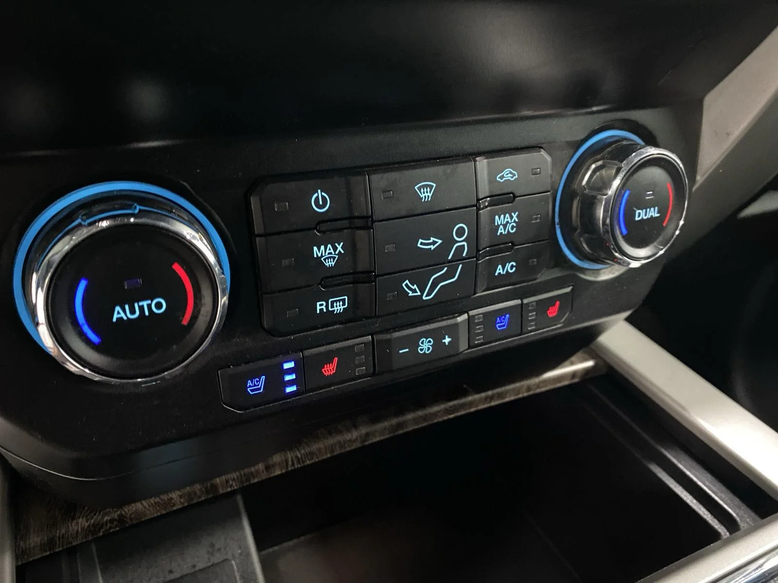 Used 2019 Magnetic Ford LARIAT image 29