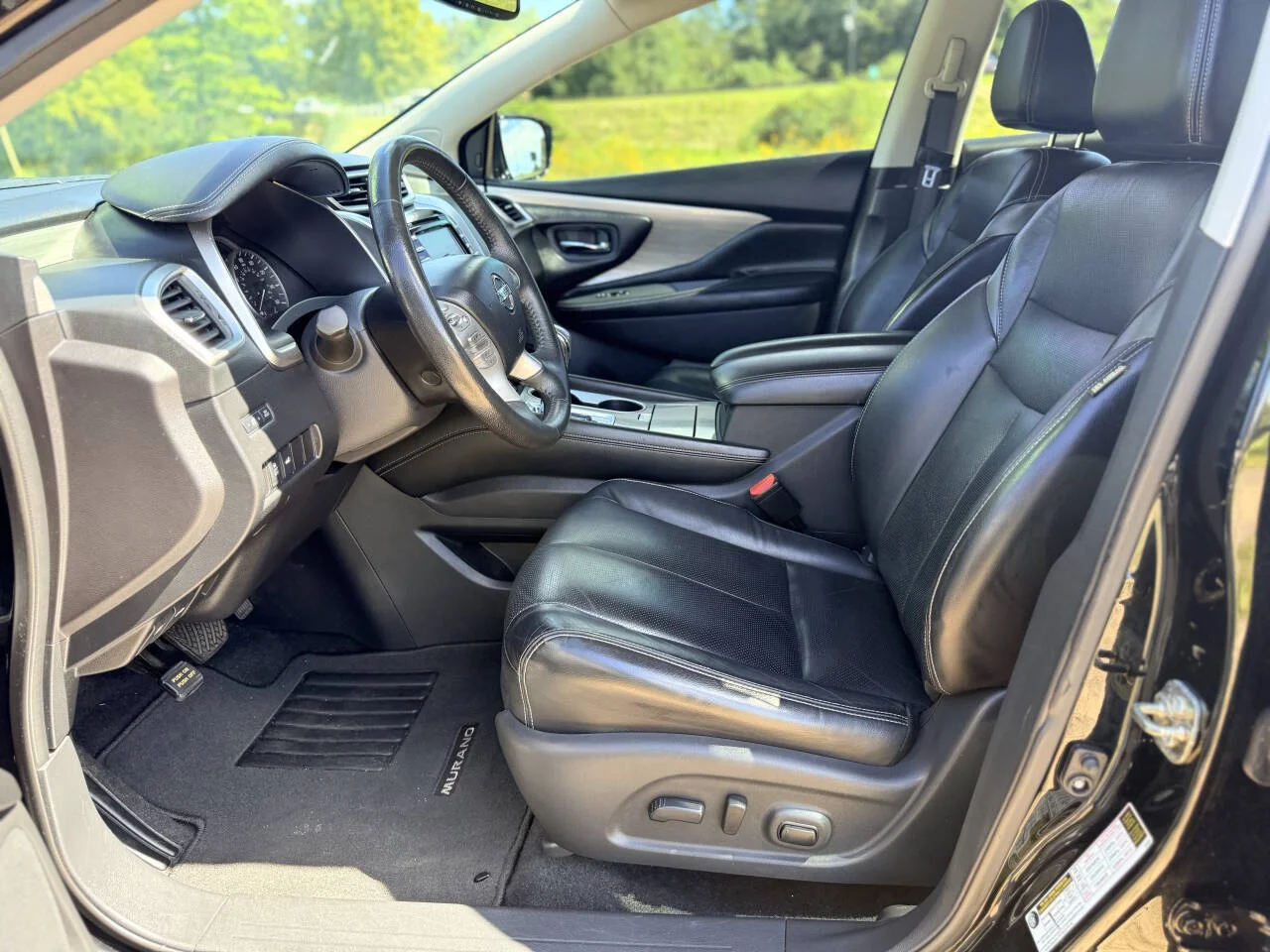 Used 2016 Black Nissan SL 4dr SUV image 23