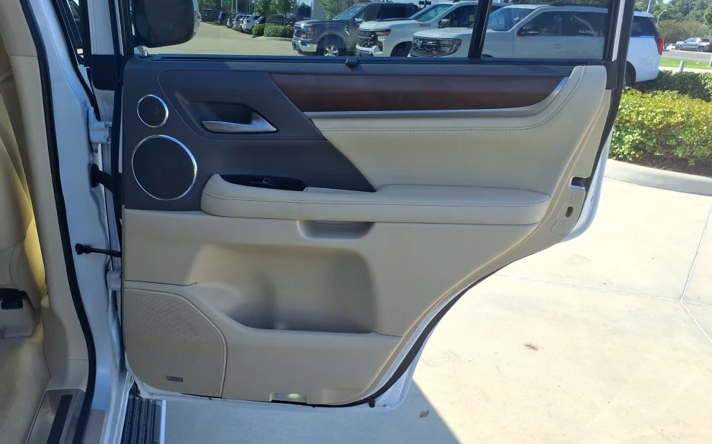 Used 2021 White Lexus 570 image 18