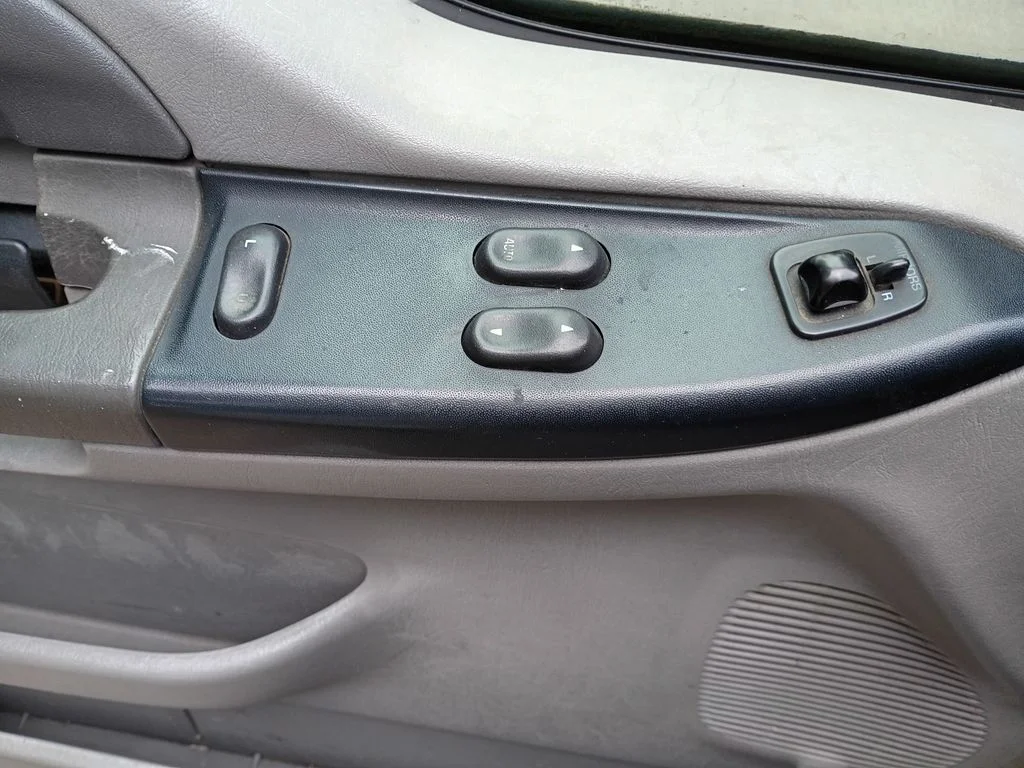 Used 2001 Oxford White Clearcoat Ford XL image 18
