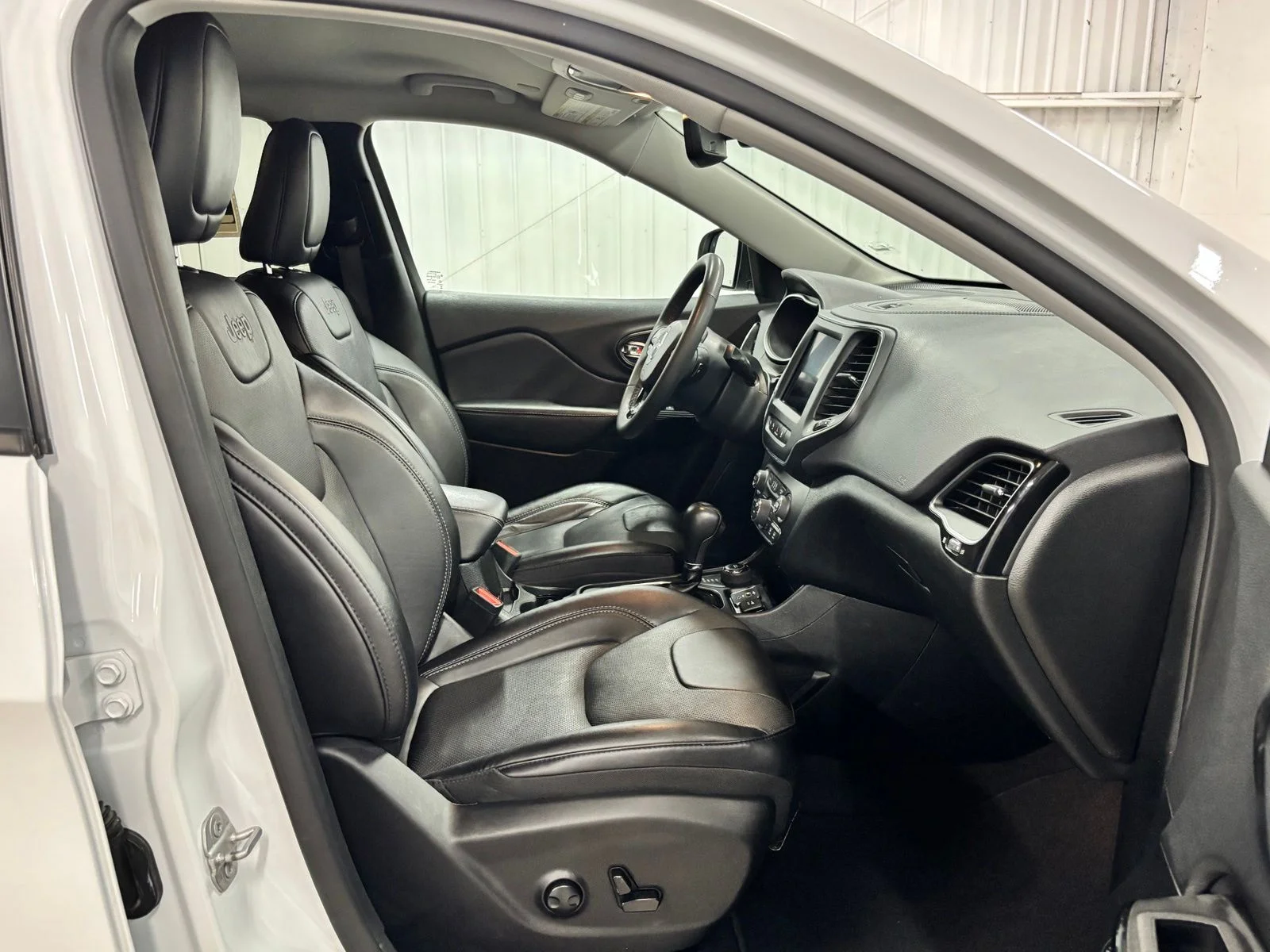 Used 2023 White Jeep Altitude image 21