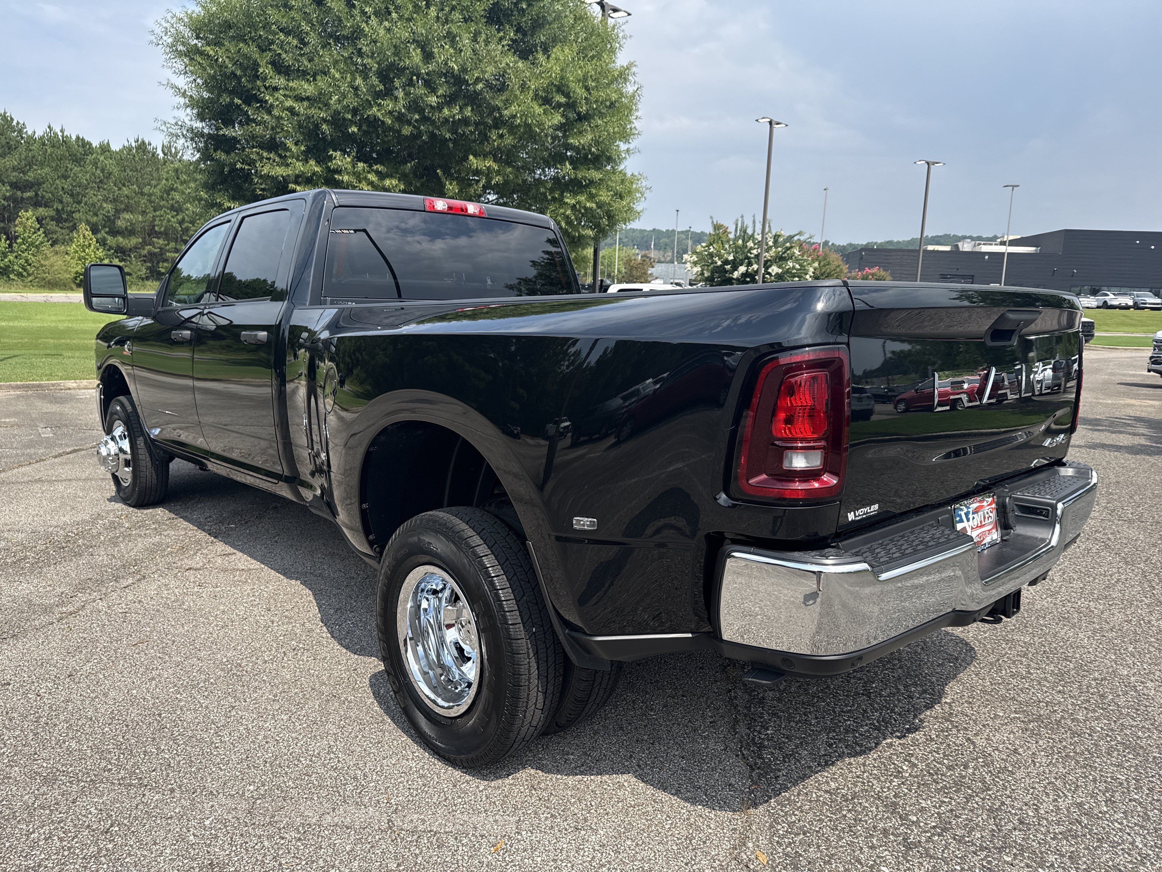 New 2026 Diamond Black Crystal Pearl-Coat Exterior Paint RAM Tradesman image 5