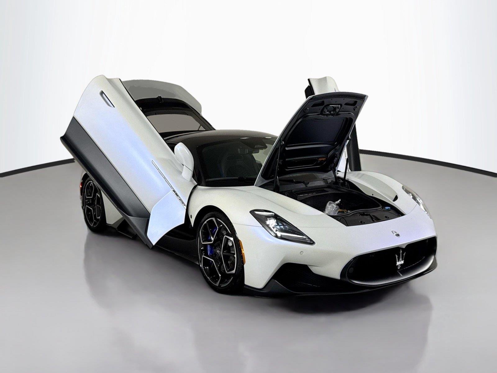 Used 2023 Bianco Solid Maserati  image 40