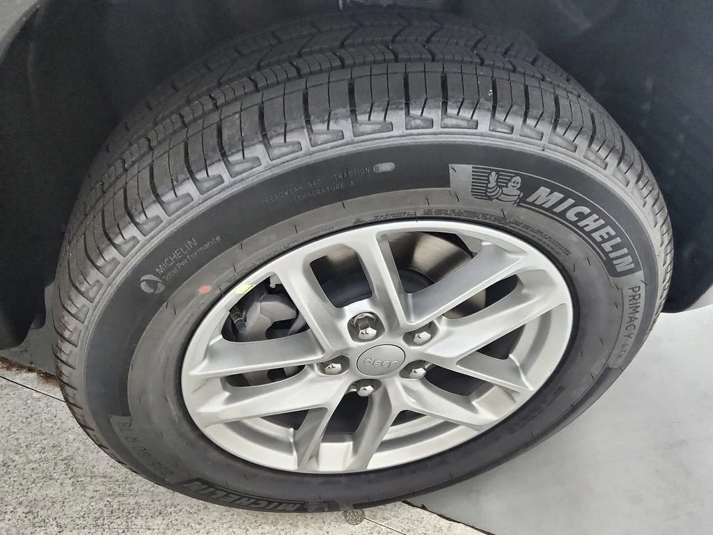 New 2026 Baltic Gray Metallic Clearcoat Jeep Laredo image 33