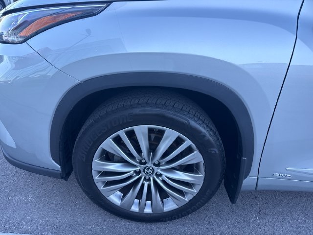 Used 2022 Silver Toyota Platinum image 10