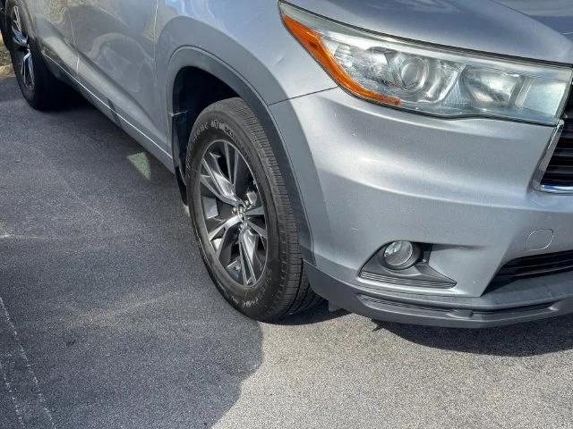Used 2016 Silver Toyota XLE V6 image 10