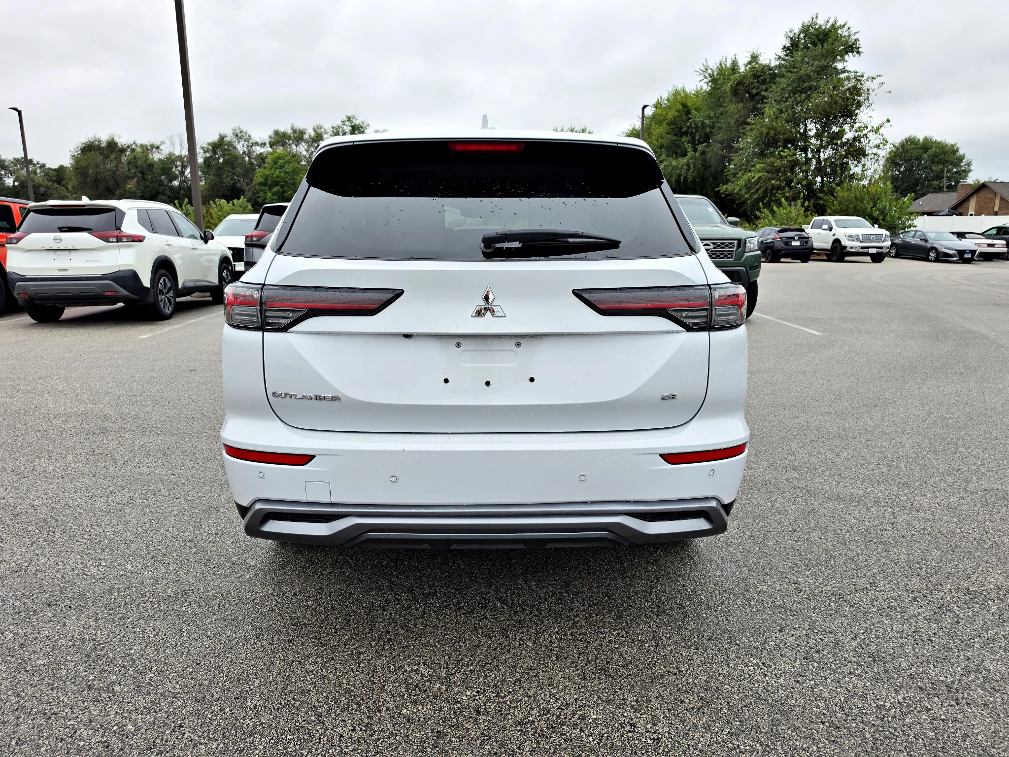 Used 2025 White Diamond Mitsubishi SE image 7