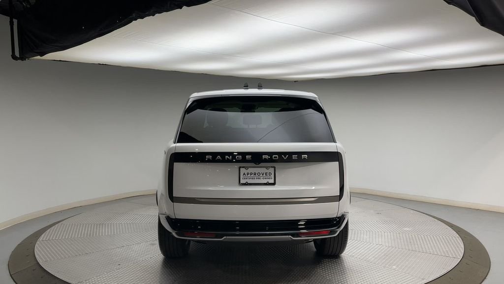 Used 2025  Land Rover SE image 3