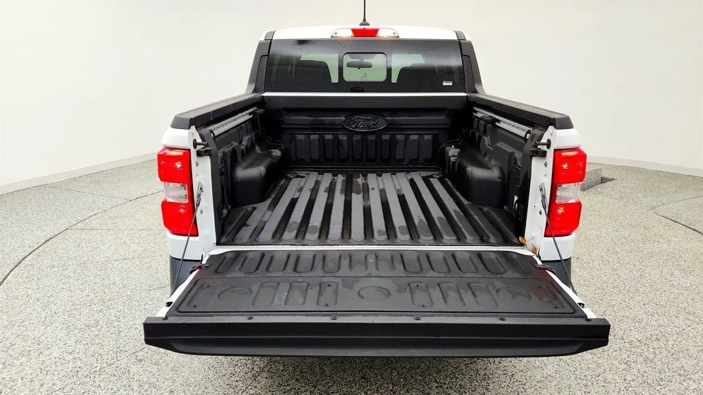 Used 2024 Oxford White Ford LARIAT AWD SuperCrew image 22