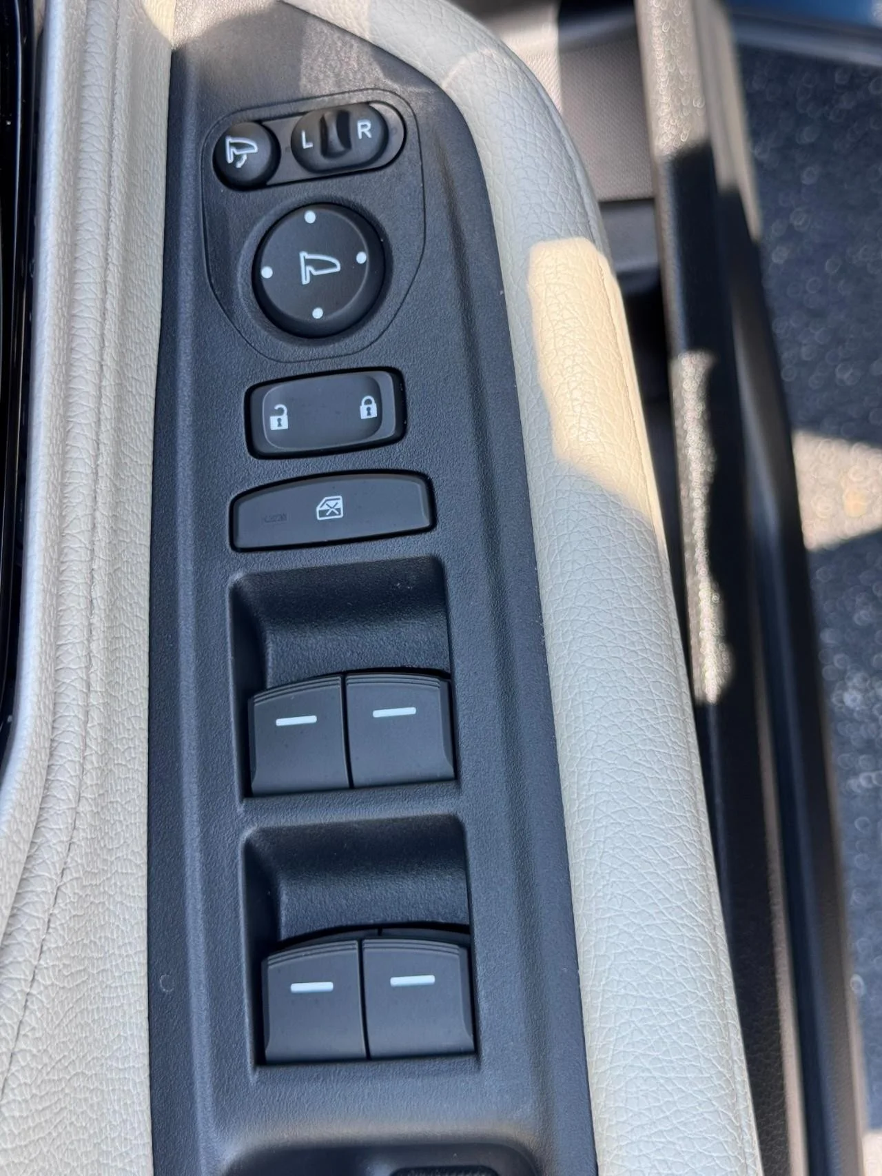 2025 Honda Odyssey Elite - Photo 17