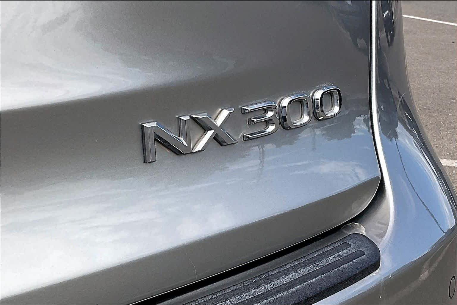 Used 2018 Atomic Silver Lexus  image 29