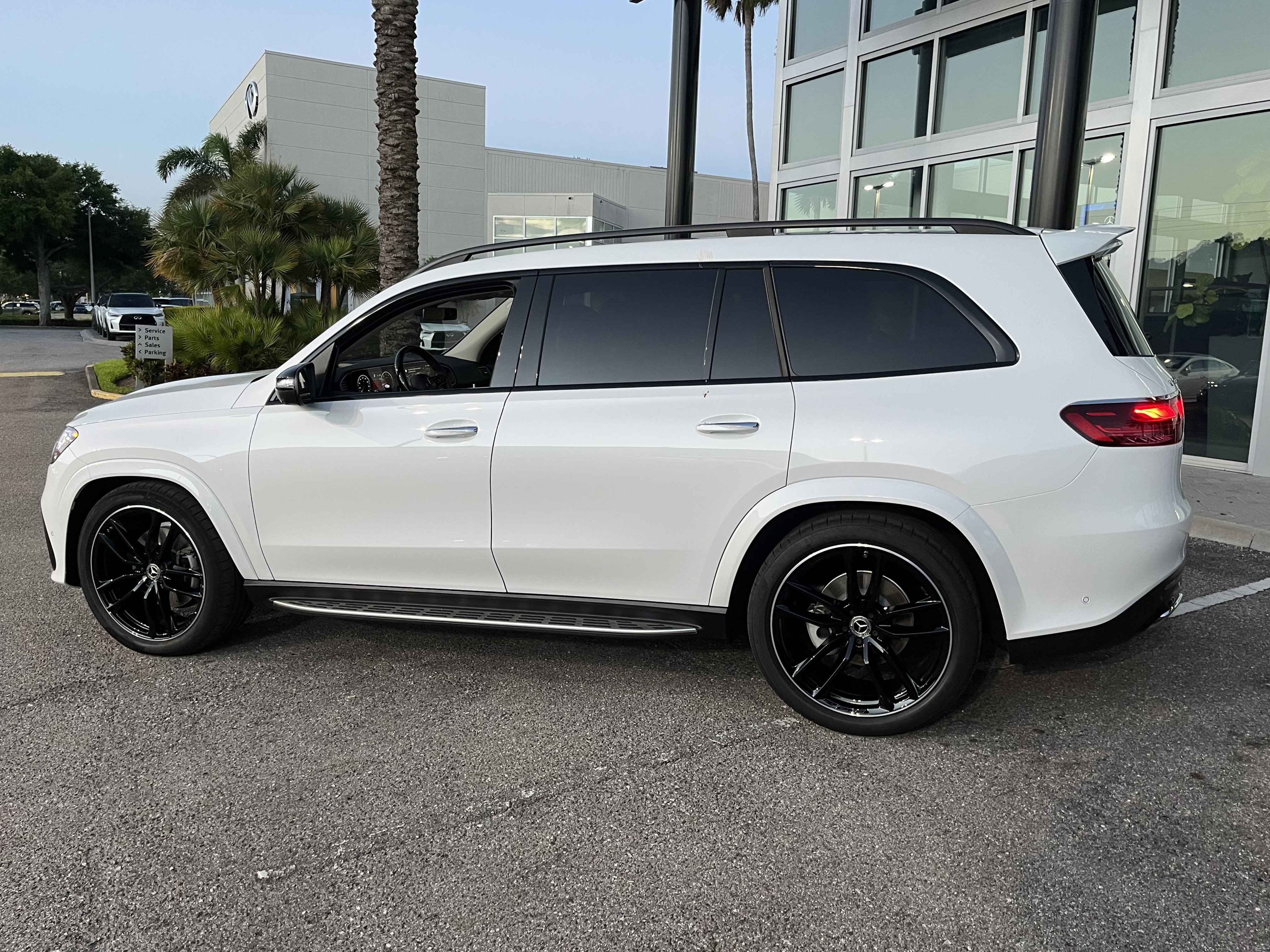 New 2026 MANUFAKTUR Moonlight White Metallic Mercedes-Benz GLS 450 image 4