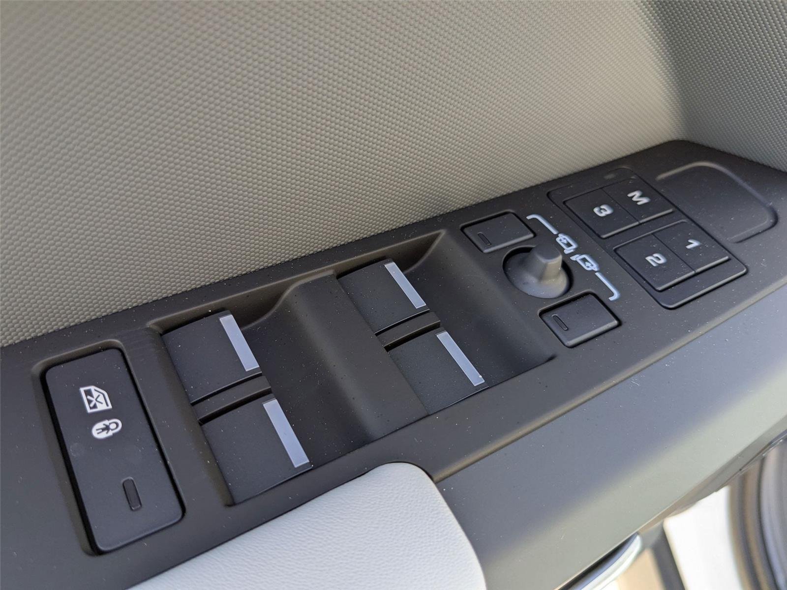 Used 2025 Fuji White Land Rover X-Dynamic SE image 12