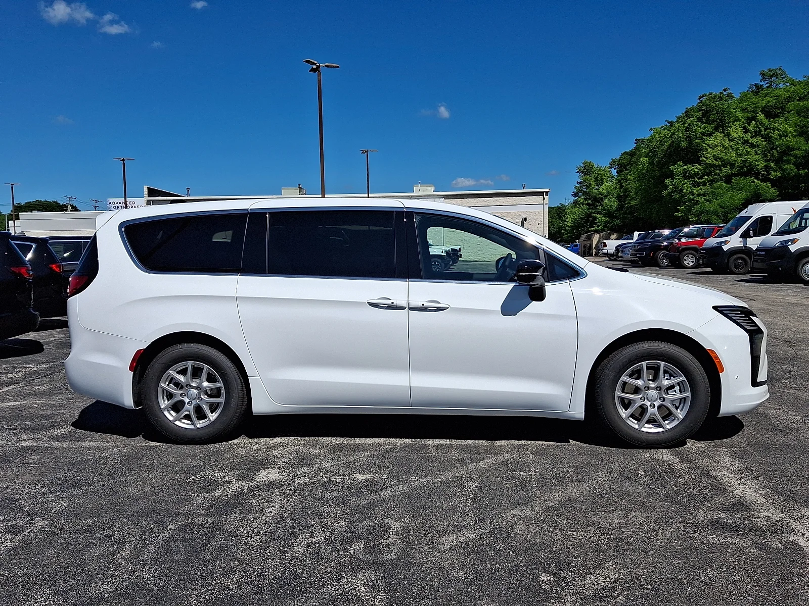 New 2027 Bright White Clear-Coat Exterior Paint Chrysler Select image 8