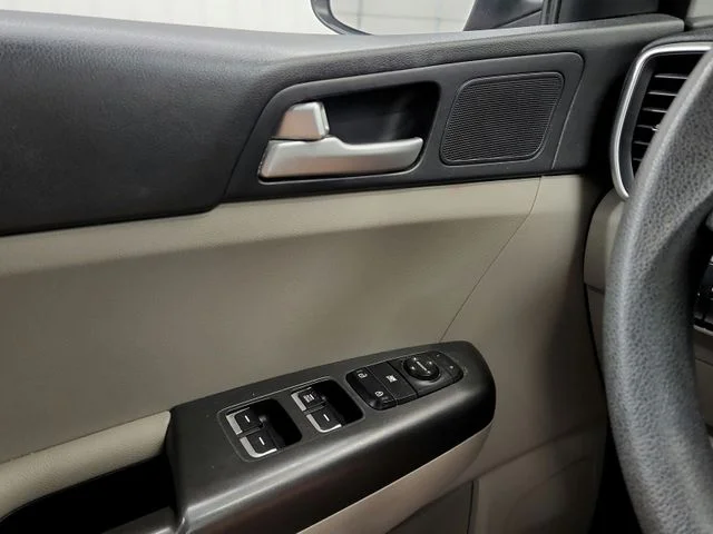 Used 2022 Red Kia LX image 32