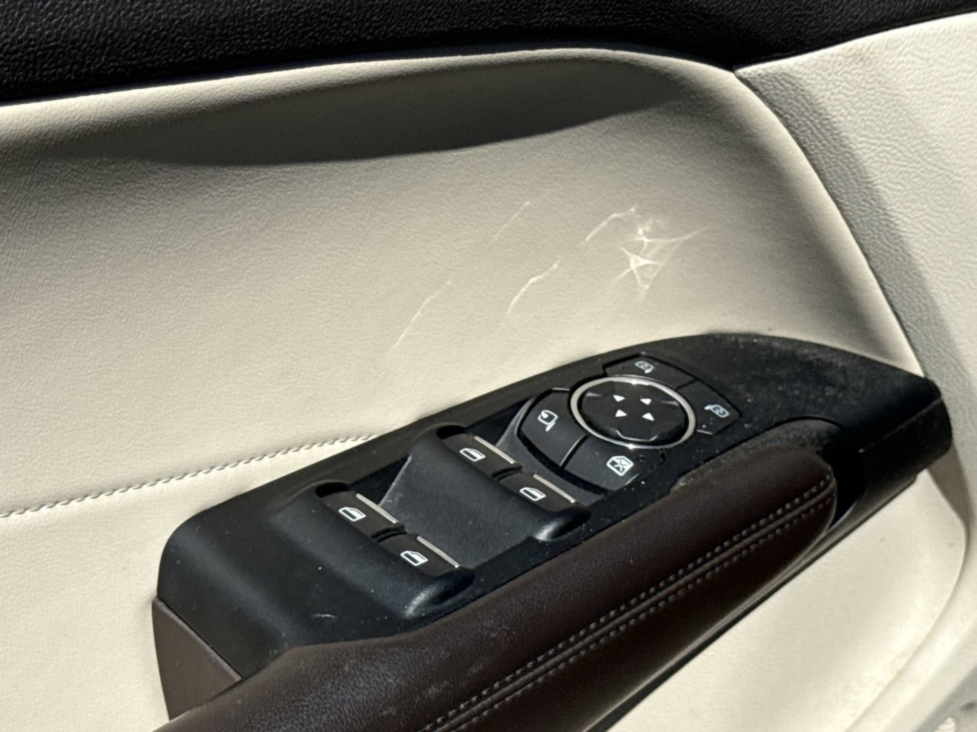 Used 2018 Ivory Pearl Lincoln Reserve image 18