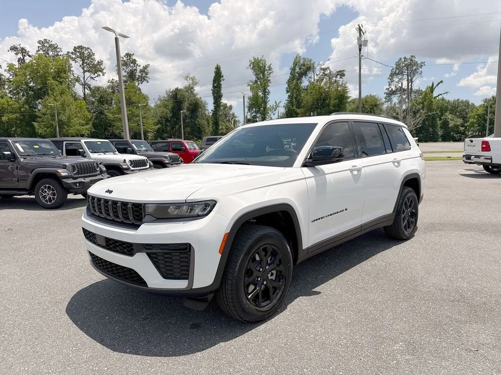 New 2026 Bright White Clear-Coat Exterior Paint Jeep Laredo image 8