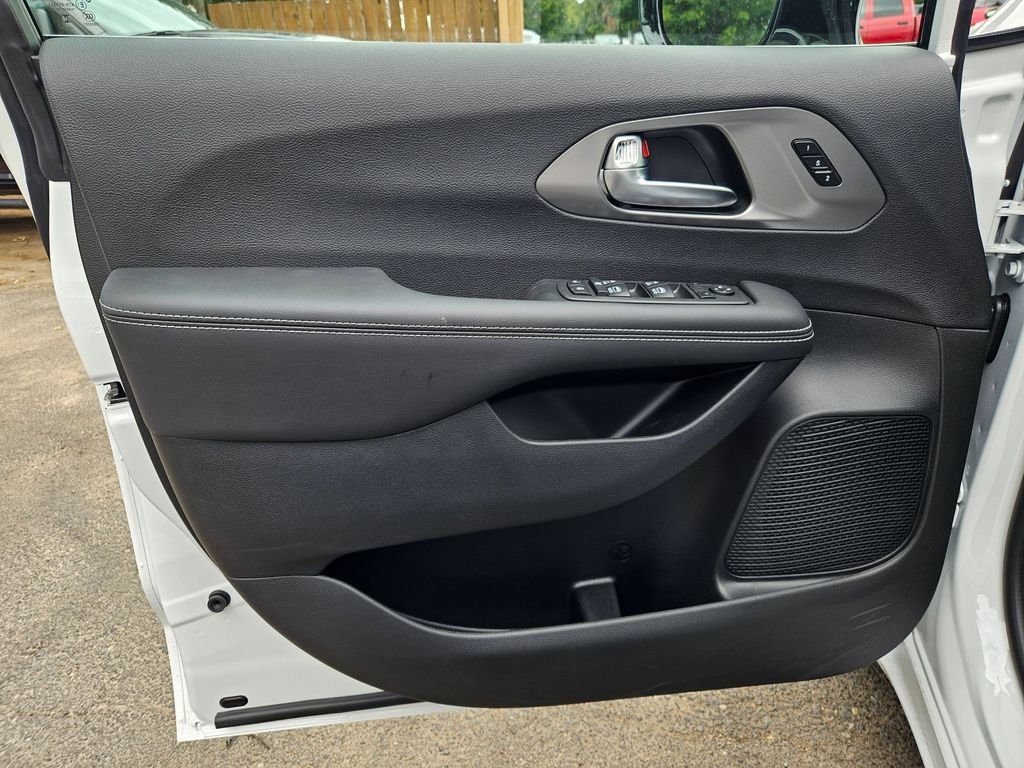 2026 Chrysler Pacifica Select - Photo 11