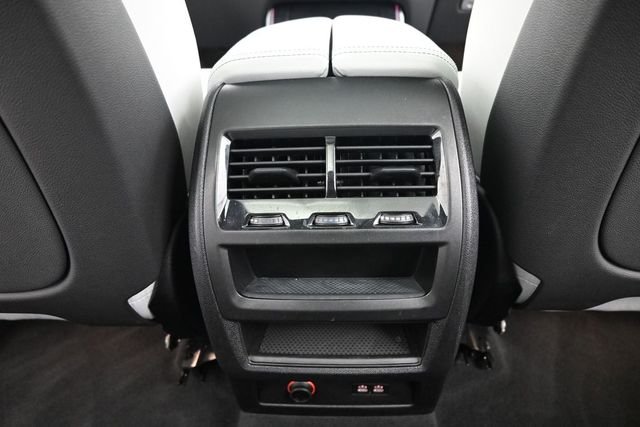 Used 2025 White BMW xDrive40i image 24