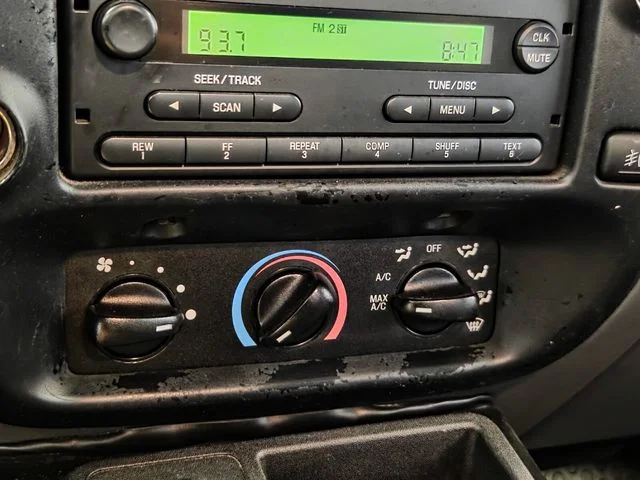 Used 2004 Red Ford Edge image 19