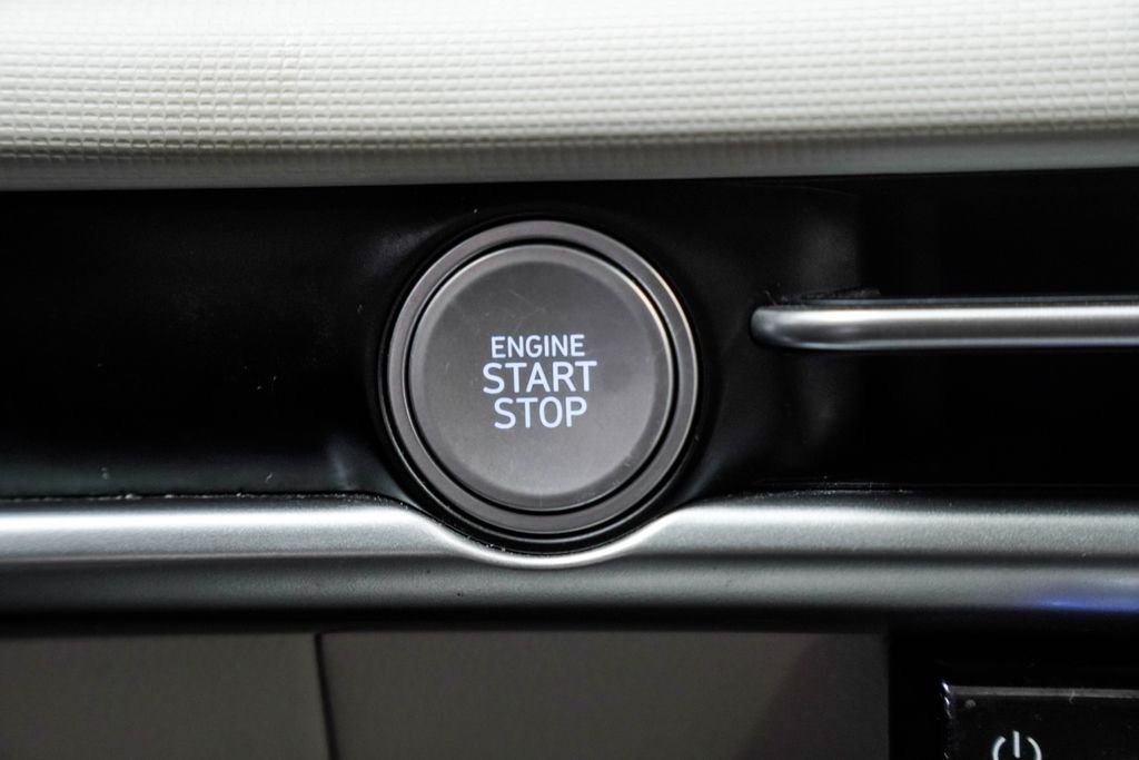 Used 2025 Green Hyundai SEL image 30