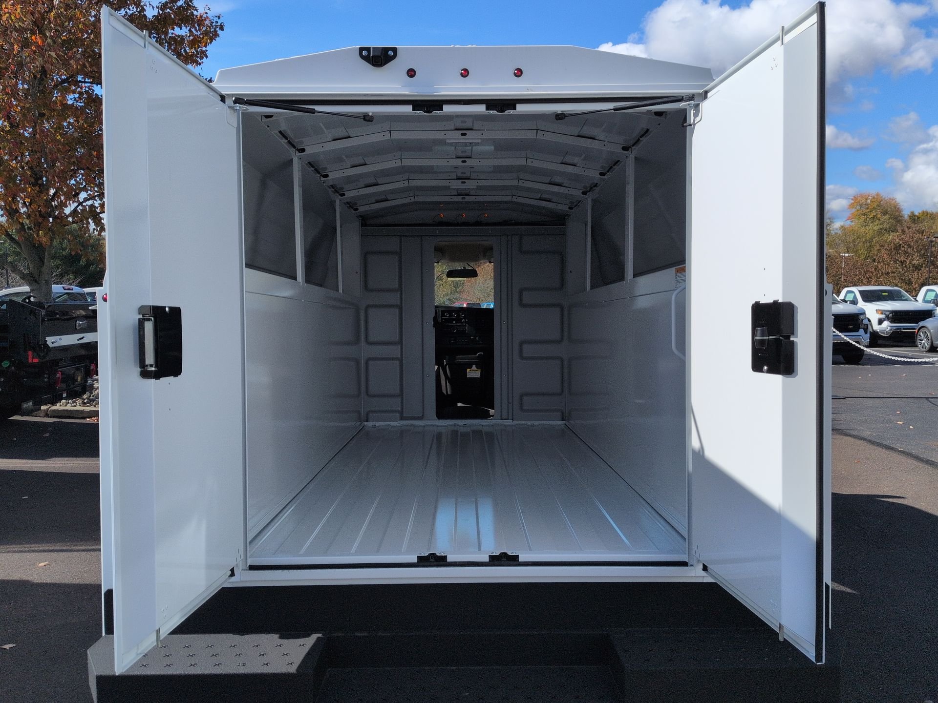 New 2025 Summit White Chevrolet 1WT image 53