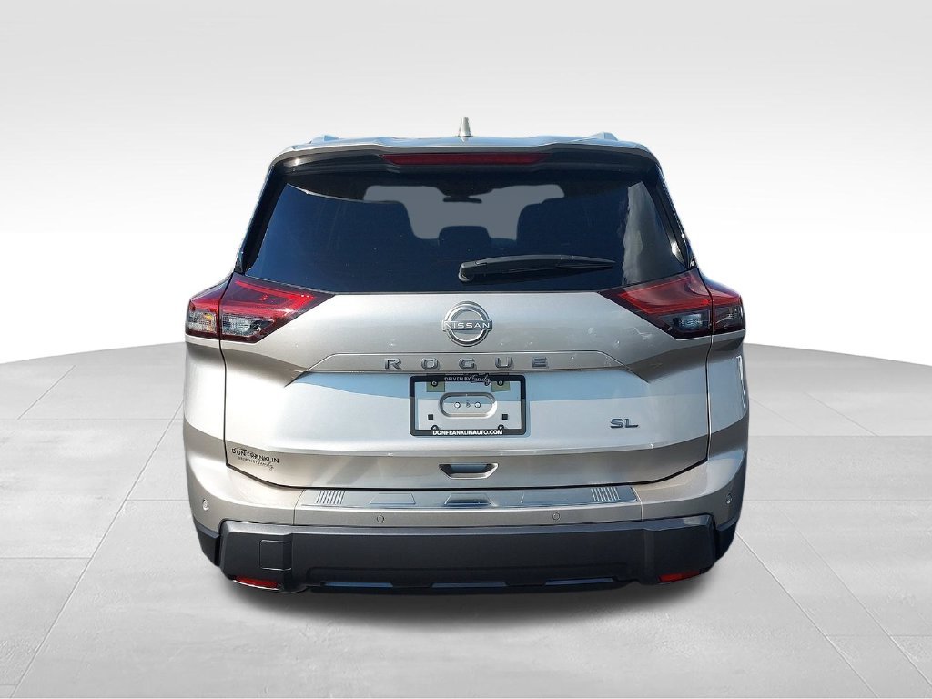 Used 2025 Gold Nissan SL image 4