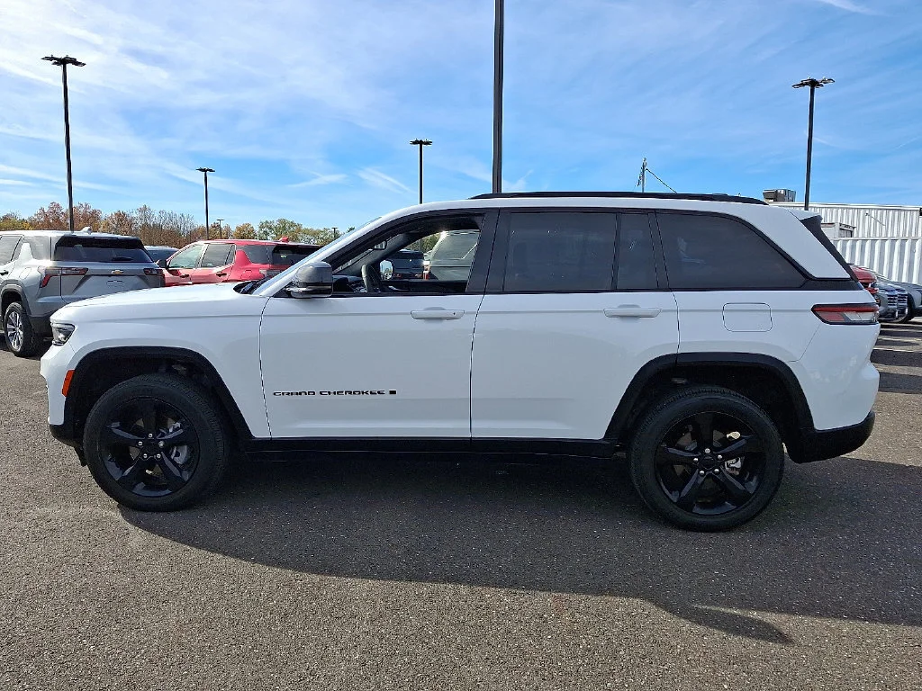 Used 2023 White Jeep Altitude 4x4 image 7