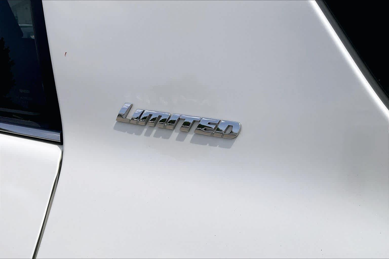 Used 2016 Blizzard Pearl Toyota Limited image 9