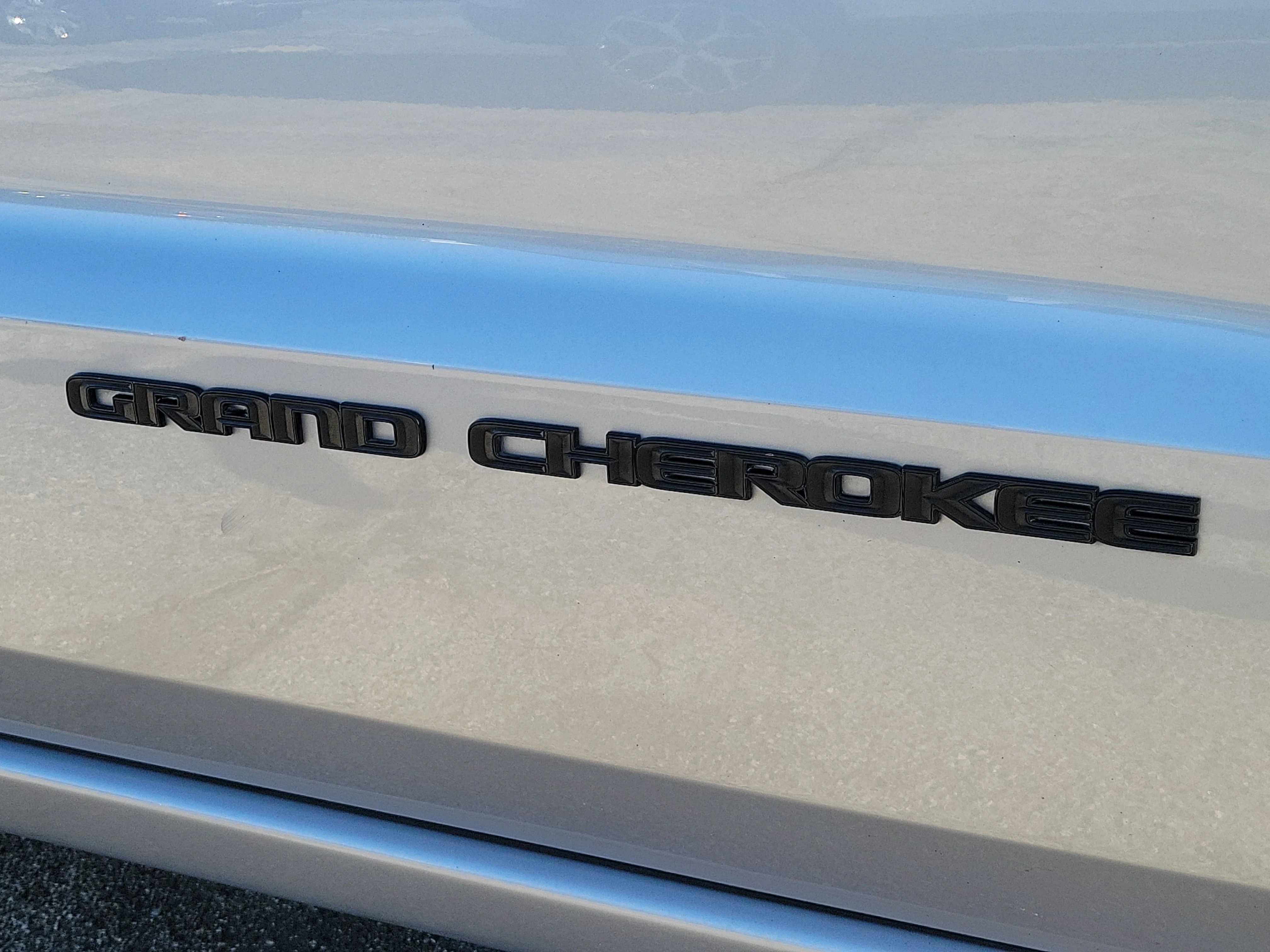 Used 2021 Billet Silver Metallic Clearcoat Jeep Laredo X image 10